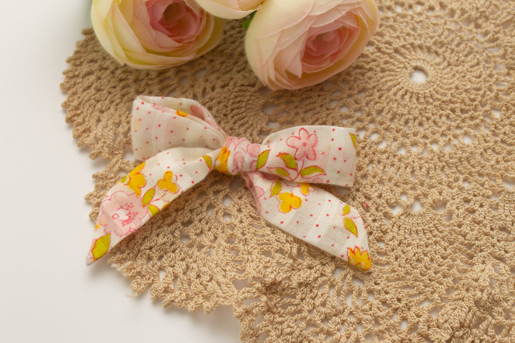 Pink daisies bow