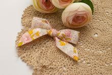 Load image into Gallery viewer, Pink daisies bow
